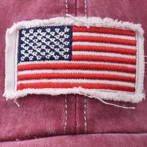 Dettaglio del ricamo della bandiera americana su un berretto vintage con coda di cavallo
