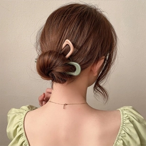 U-shaped hair pins in matte coffee and green for modern Chinese style bun hairstyles