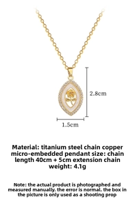 Vue macro du pendentif rose serti de diamants sur une chaîne en acier titane
