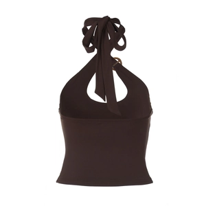 Detaillierte Nahaufnahme des dunkelbraunen Neckholder-Tops mit Metallschnalle und Bindeband