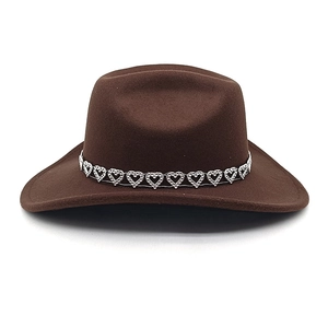 Détail d'un chapeau de cowboy en laine avec garniture métallique à cœurs ajourés