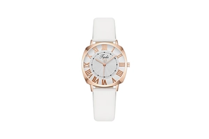 Détail de la montre carrée or rose avec chiffres romains et bracelet en cuir blanc