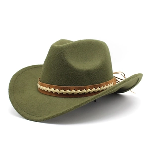 Détail d'un chapeau de cowboy en feutre olive foncé avec bande en cuir tressé
