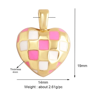 Pink and white checkerboard heart pendant in gold plating with dimensions 14x19x4mm
