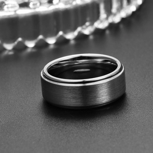 Detalle de anillo de acero inoxidable cepillado con interior pulido y borde escalonado