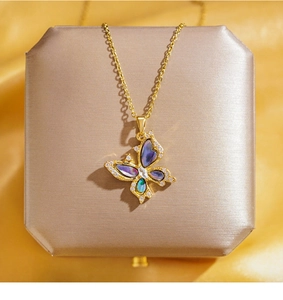 Détail du collier papillon doré orné de nacre colorée et de cristaux étincelants