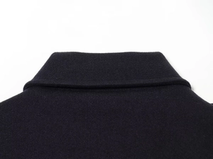 Gros plan sur la texture en laine et les coutures du col du manteau pour femmes