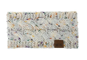Gros plan d'un bandeau en maille torsadée crème avec pois colorés et étiquette MOK