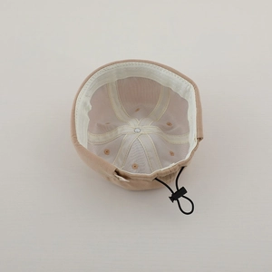 Dettaglio interno dello zuccotto beige con fascia antisudore e cordino regolabile