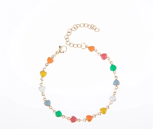 Détail de breloques de cœur en émail coloré sur un bracelet en acier plaqué or 18 carats