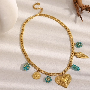 Collier chaîne épaisse plaqué or 18 carats avec breloques cœur et perles bleu sarcelle