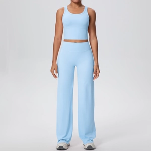 Vista frontale di un set da yoga azzurro con canotta sportiva e pantaloni a gamba larga