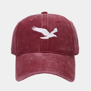 Détail de la broderie d'aigle blanc sur casquette de baseball en coton bordeaux délavé