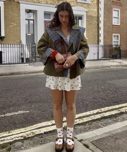 Vue détaillée d'une veste femme vert militaire avec col à carreaux et jupe à fleurs