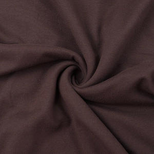 Macro de la texture d'un tissu marron foncé avec plis en spirale et finition mate
