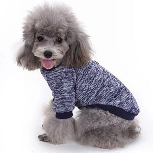 Detail eines blau-weißen Hundepullovers mit Rippkragen und gestrickter Texturansicht
