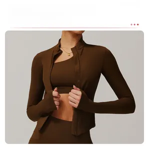 Détail de la veste de yoga marron ajustée avec col montant, fermeture éclair et passe-pouces