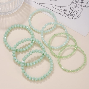 Nahaufnahme von minzgrünen Perlenarmbändern im 7er-Set mit facettierten Steinen