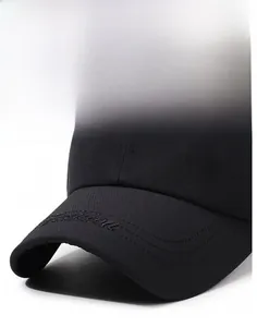Dettaglio del cappello outdoor nero con ricamo 'Fashion' e distintivo in metallo