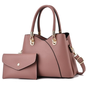 Ensemble sac à main rose foncé élégant avec texture cuir grainé et pochette assortie
