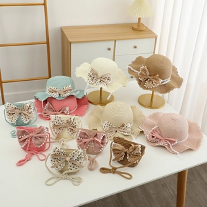 Set cappello di paglia a tesa larga e borsa coordinata per bambine con fiocco floreale