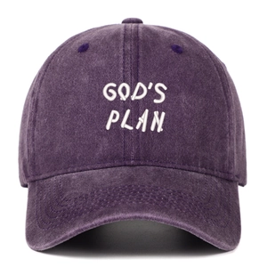Détail de la broderie 3D God's Plan sur casquette de baseball en denim délavé violet