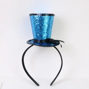 Dettaglio del cerchietto con mini cappello blu a paillettes e piume nere per feste