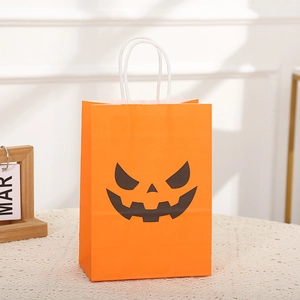 Bolsa de regalo de Halloween naranja en papel kraft con diseño de sonrisa de calabaza