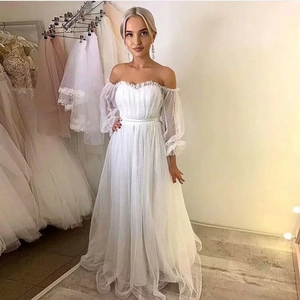 Robe de mariée blanche à épaules dénudées avec manches bouffantes en tulle et jupe à volants