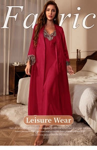 Détail d'un ensemble nuisette en satin rouge avec bordure en dentelle grise sur le peignoir