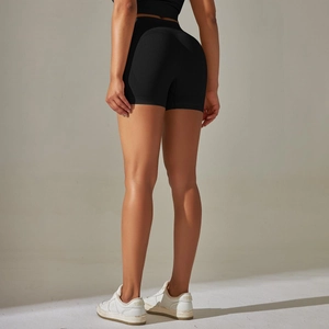 Vue détaillée du short de sport noir taille haute avec effet push-up sur le mannequin