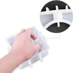 Détail du moule en silicone pour vase cœur montrant la base renforcée et la souplesse