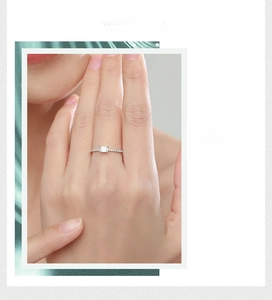 Details des s925 Silberrings mit Zirkonia im Smaragdschliff und Pavé-Fassung am Finger