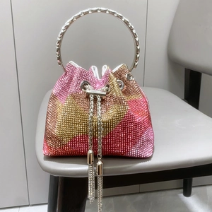 Dettaglio della borsa a secchiello con strass sfumati rosa e oro e manici ad anello