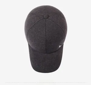 Draufsicht der dunkelgrauen Winter-Baseballkappe mit Fleece-Futter und Metallknopf-Detail