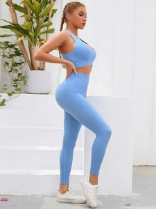 Dettaglio del set da yoga a coste senza cuciture azzurro con crop top e leggings a vita alta