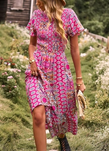 Détail de l'imprimé paisley rose sur une robe longue à étages avec taille élastique