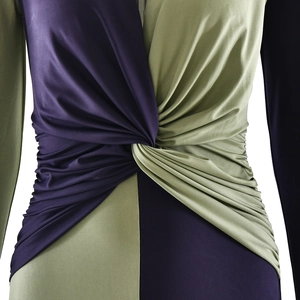 Gros plan sur le nœud design bicolore violet et vert à la taille de cette robe élégante