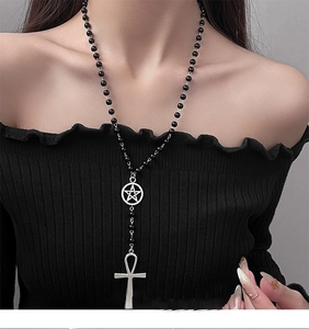 Détail du collier gothique en perles noires avec croix Ankh argentée et étoile