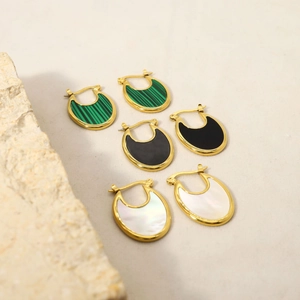 Boucles d'oreilles en U avec malachite, onyx noir et nacre blanche sur monture dorée 18 carats