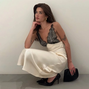 Detailaufnahme von Spitzenoberteil und cremefarbenem Satinfutter an einem Abendkleid