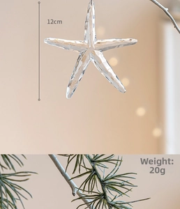 Dettaglio di un ornamento a stella trasparente sfaccettata da 12cm per decorazioni festive