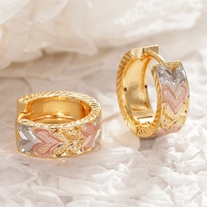 Driekleurige oorringen met hart- en bloemgravures in goud, zilver en roségoud finish