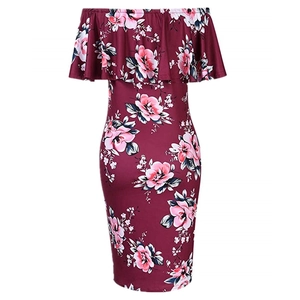 Détail de la robe de maternité bordeaux à fleurs avec encolure à volants dénudée