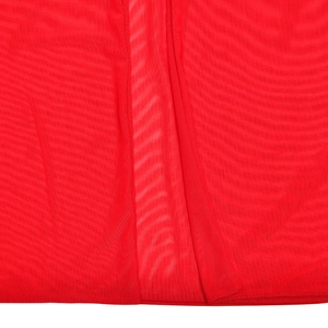 Gros plan sur la texture du tissu en maille rouge et les plis élégants de la robe