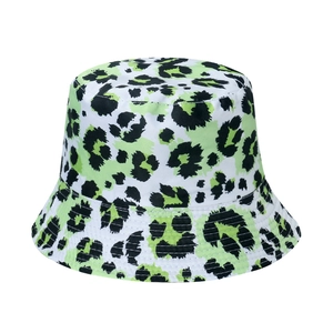 Détail de l'imprimé léopard vert et noir sur le chapeau bob d'été à large bord