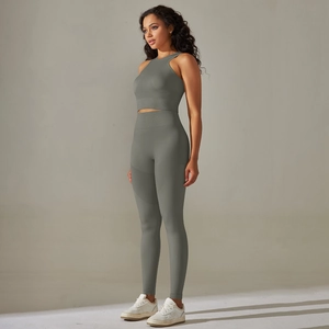 Détail d'un ensemble de yoga sans couture gris foncé montrant la texture alvéolée active