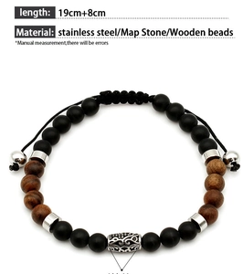 Detail eines verstellbaren Herren-Perlenarmbands mit Tigerauge und Gravur