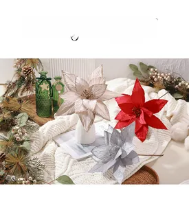 Détail de fleurs de poinsettia pailletées en champagne, rouge et argent pour Noël