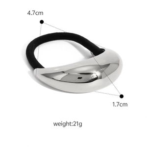 Detailansicht Haargummi in Schwarz mit gebogenem Silbermetallschmuck, 4,7 cm x 1,7 cm